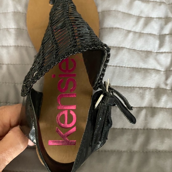 Black and Tan flat sandal - Picture 5 of 5